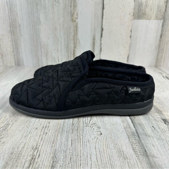 New ZODIAC Women's Preston Black Slippers #570 - Picture 1 of 8